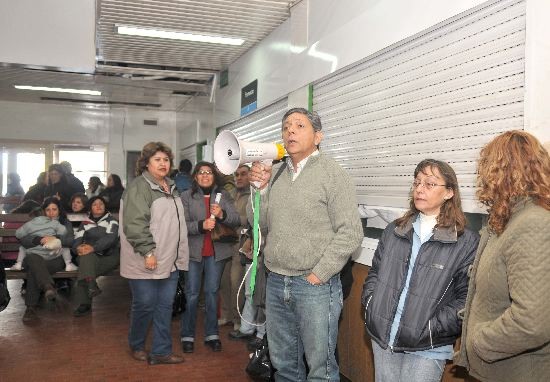 Los municipales mostraron ayer una extensa lista de adhesiones. lvarez seal que hay nosocomios del interior con el servicio telefnico cortado por falta de pago. 
