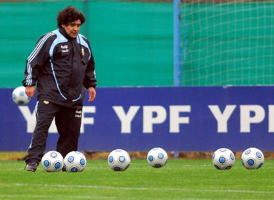Maradona trabaj el lunes y ayer especialmente en la defensa de pelotas paradas. Es el gran temor del DT. Heinze discuti con Domnguez ante Brasil. Hoy hacen dupla. 