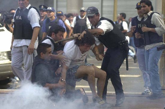 La represin a las protestas que antecedieron a la renuncia dej cinco muertos. 