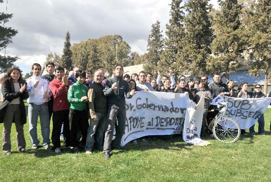 Un grupo de empleados protest en la Ciudad Deportiva. 