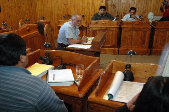 El intendente Rubn Campos realiza su descargo durante la primera jornada del juicio poltico que se le sigue en el Concejo Deliberante. 
