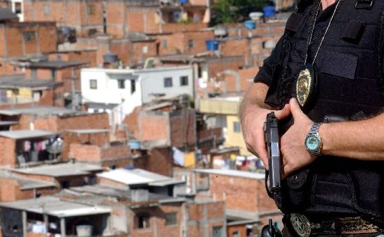 El laberinto de calles y escaleras es un misterio para quienes no viven en la favela Vila Cruzeiro. Los tiroteos entre grupos narcos y la polica pueden durar horas. 