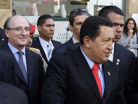 El presidente venezolano junto a Antonio Brufau, presidente de la compaa espaola