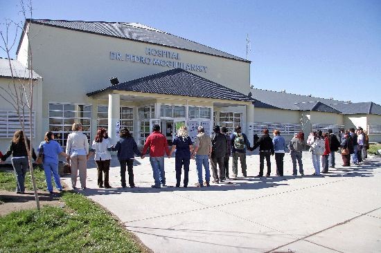 Unas 200 personas participaron del abrazo. 