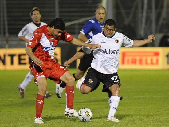 Nstor Ortigoza, el hombre del gol para Argentinos, en la noche de Rosario. 