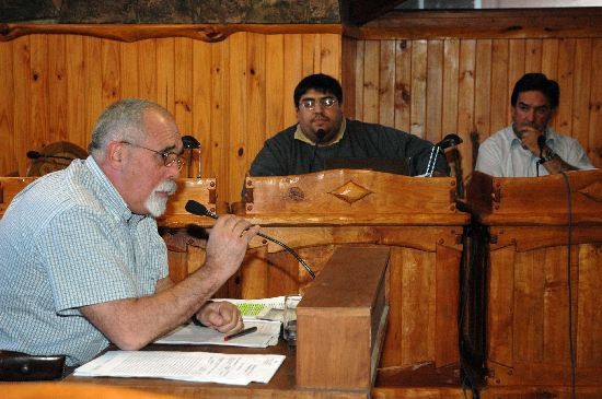 El jefe comunal, enfrentado a sectores del gobierno de Jorge Sapag, compareci ante el Concejo, que decidi su juicio poltico por unanimidad. 