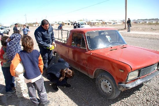 Los peritos policiales trabajaron en el lugar para determinar las causas del accidente. 