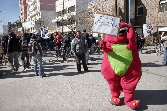 Los ocupantes protestaron frente al municipio. Weretilneck los recibir el martes. 