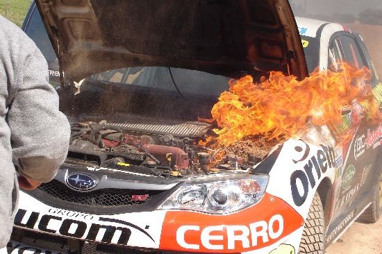 El Subaru de Claudio Menzi, en llamas por un problema en el cao de escape. 