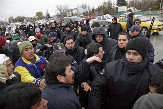 La ltima movilizacin de Uatre termin con tensin, cuando les impidieron cortar las rutas. El tema sigue sin resolverse. 