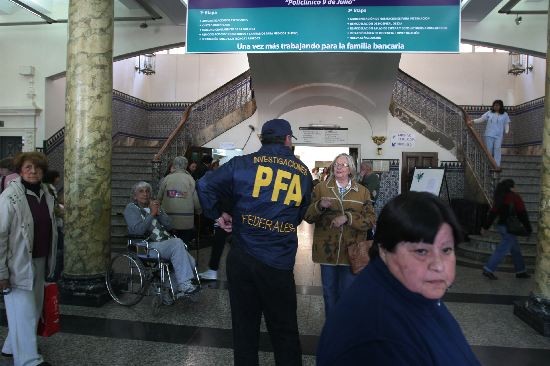 El Policlnico bajo control del matrimonio Zanola funcionaba tambin como una especie de depsito de remedios adulterados. 