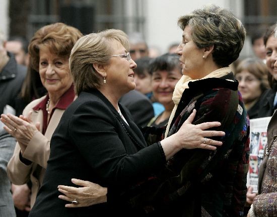 Bachelet le rindi homenaje al ex presidente Allende. 