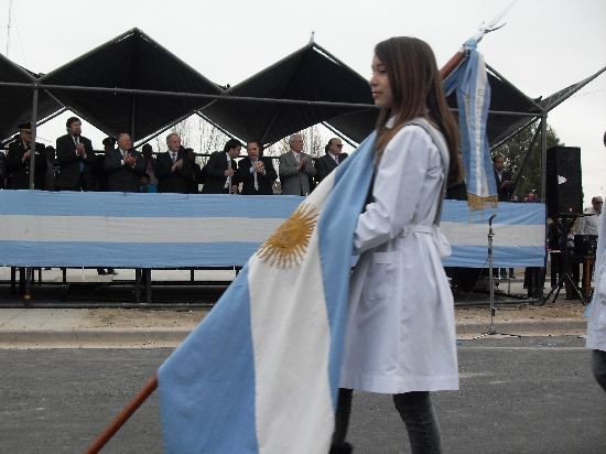 Escuelas, agrupaciones gauchas, entidades deportivas y hasta las distintas iglesias de 25 de Mayo participaron del desfile. 