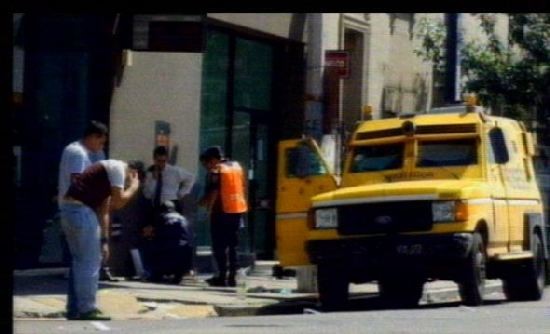 Dos delincuentes interceptaron el blindado, otros dos redujeron a los empleados y un quinto cmplice los sac del lugar en un utilitario. 