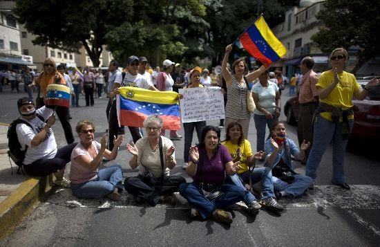 A travs de medidas administrativas y judiciales, el gobierno de Chvez clausur ms de medio centenar de radios. 