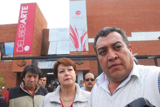 Remiseros esperando fuera del CD. Foto Leonardo Petricio.