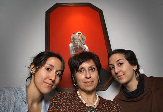 La directora de Laboratorio de Arte, Violeta Britos, con sus hijas ngela y Luca, artistas plsticas que exponen en el lugar. 