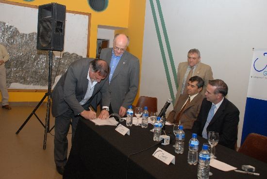 Los intendentes del Valle Medio firmaron convenios de obras viales. 
