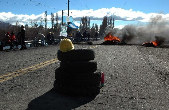 La protesta se realiza a la altura del ro Chimehun. 