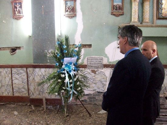 El intendente Jorge Ferreira deposit un ramo de flores en el monumento a Francisco de Viedma. 