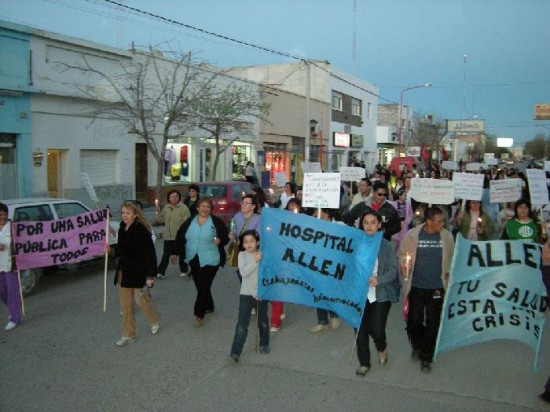 En Allen hubo anoche una marcha de antorchas para reclamar por un mejor servicio de salud pblica. 