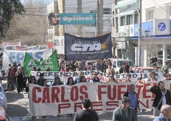 Los docentes se sumaron al reclamo y hubo alrededor de 2.000 personas. 