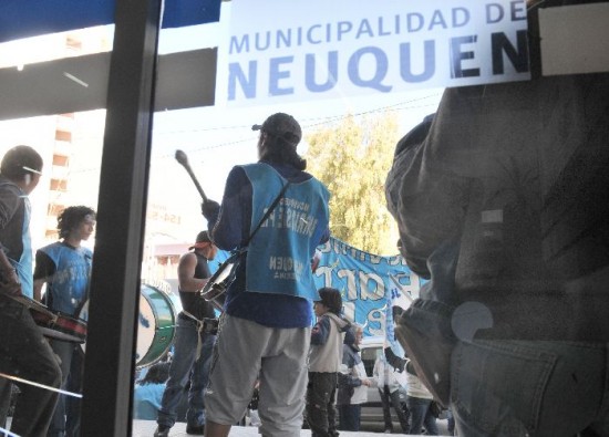 Barrios de Pie march ayer hasta la municipalidad. 
