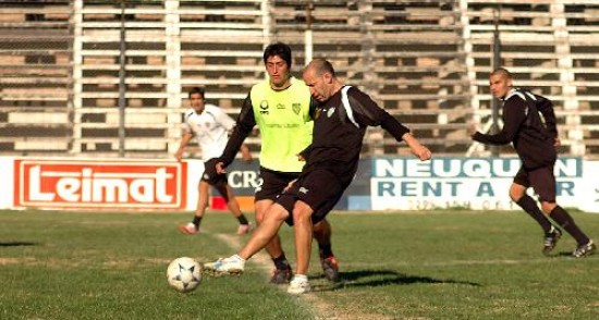 El Albinegro necesita del poder goleador del Loco Padua. Berra y Larenas debern aportar equilibrio, marca y sorpresa. 