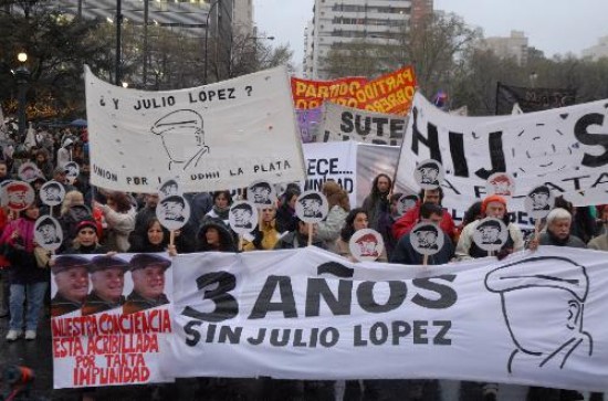 Unas mil personas marcharon en La Plata y 300 en Capital. 