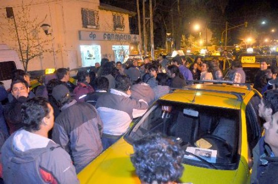 El jueves a la noche decenas de choferes se concentraron frente al hospital para conocer el estado de salud de Silva. 