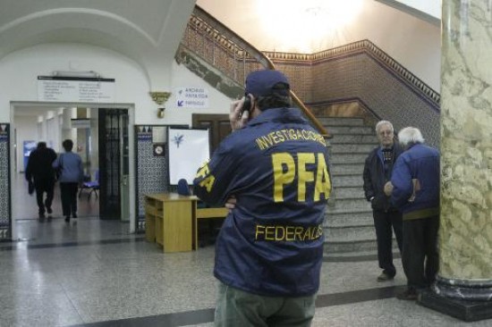 El allanamiento en el Policlnico Bancario, donde ayer se supo que encontraron medicamentos vencidos. 