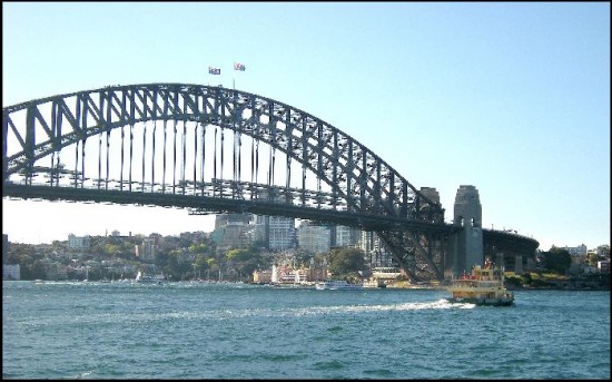 En Sydney el puente de arco que cruza la bahía en Darling Harbour es uno de los sitios emblemáticos de la ciudad. Las ciudades, como Melbourne, tienen modernos sistemas de transporte que usan la energía de manera eficiente. 