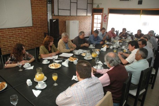 La reunin concentr a intendentes, legisladores y dirigentes en un pub cntrico. Soria quiere elegir convencionales en octubre de 2010. 