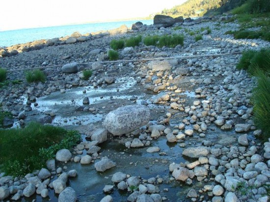 Los derrames de lquidos cloacales al lago, casi una constante durante el verano pasado. 