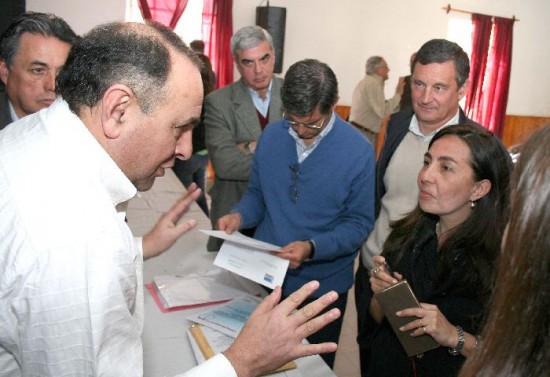 Oscar Echeverra (izq.), presidente del Codema , y vecinos durante la apertura de los sobres. 