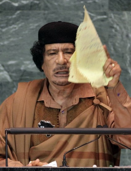 El líder libio rompió la carta de la ONU. Chávez lanzó elogios a Obama. 