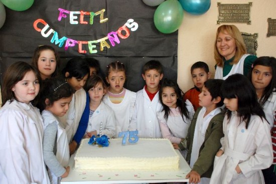 La epidemia de gripe A redujo los festejos, pero igual la torta no falt. 