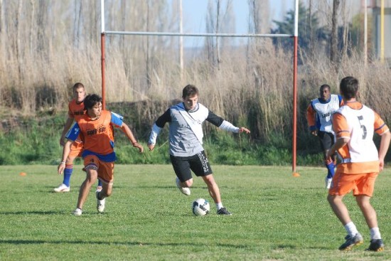 Deportivo Roca jugar ante Independiente en Centenario desde las 17. 