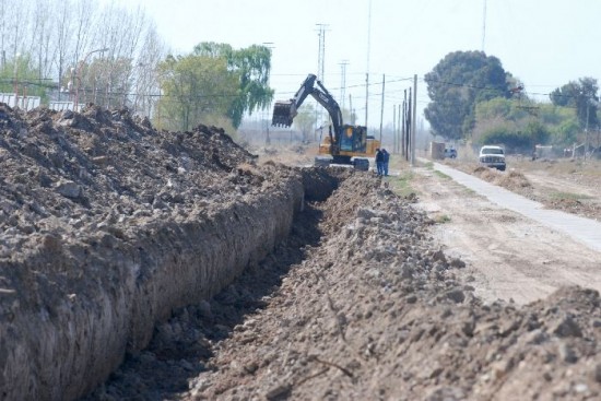 Ya trabajan en el desage paralelo a la calle Jos Ingenieros. 