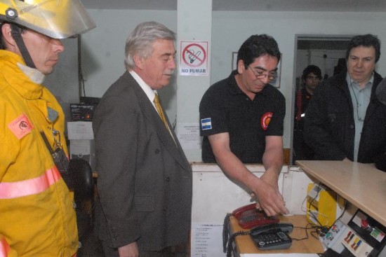 El intendente de Roca y el jefe del cuartel, Adrin Andrade, desconectaron la sirena de los bomberos. 
