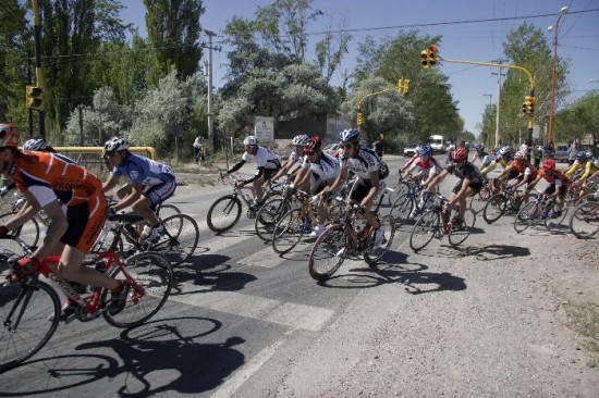 Cientos de ciclistas se prendern en la intensa competencia. 