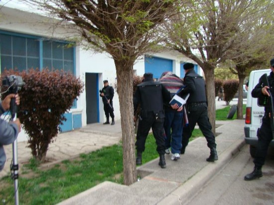 La polica cort calles para el traslado de Gaetti a los tribunales cutralquenses. 