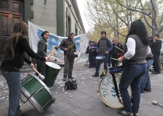 La protesta se traslad ayer a la vereda de la Casa de Gobierno. 