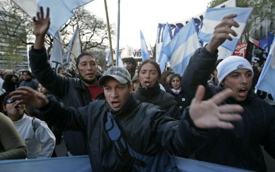 Trabajadores cortaron las principales arterias de la ciudad de Buenos Aires, produciendo un caos vehicular. 