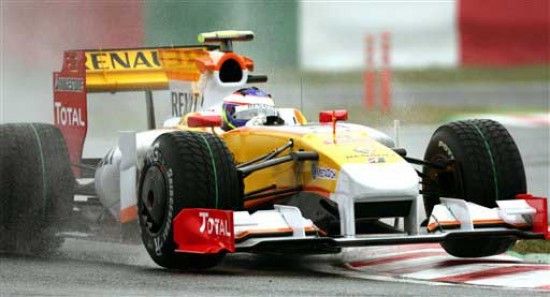 Uno de los Renault en busca de una vuelta rpida. (AP).-