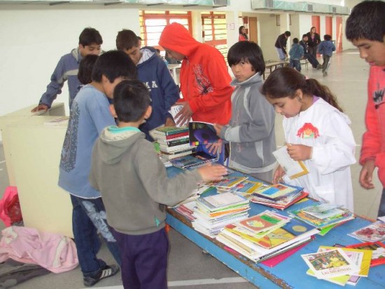 En Jacobacci la actividad se concentr en el polideportivo del barrio Matadero. El Sptimo Maratn de Lectura que organiz la Fundacin Leer convoc a tres millones de chicos argentinos, entre ellos los roquenses. 