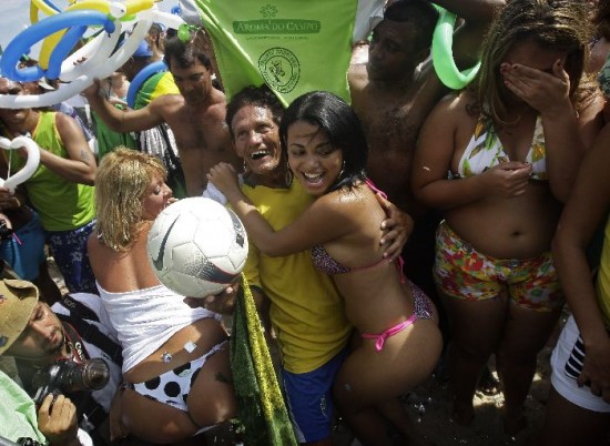 Fiesta sin parar. Ms de 50.000 personas se juntaron en la playa carioca para esperar la designacin. 