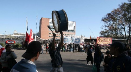 La protesta tuvo que deliberar en una vereda, ante el operativo. 