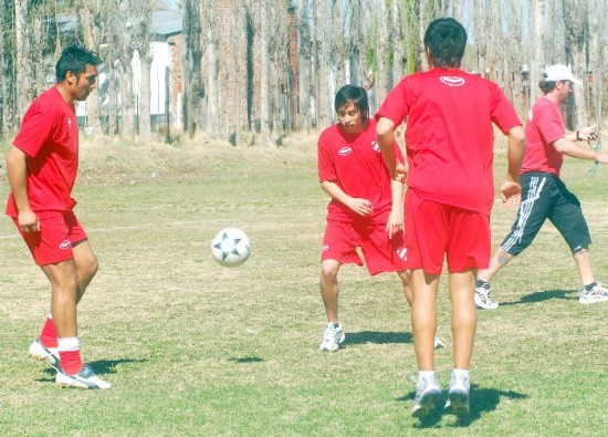 Independiente va hasta Madryn por su segundo xito consecutivo. Ante Huracn (CR), Daniel Carou se volver a calzar la camiseta naranja. 