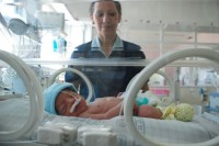Todo el esmero y la atencin: los bebs prematuros son cuidados en la sala de terapia intensiva de Neonatologa del "Lpez Lima". "Hay que vigilarlos segundo a segundo porque son bebs que estn graves", advierten. 